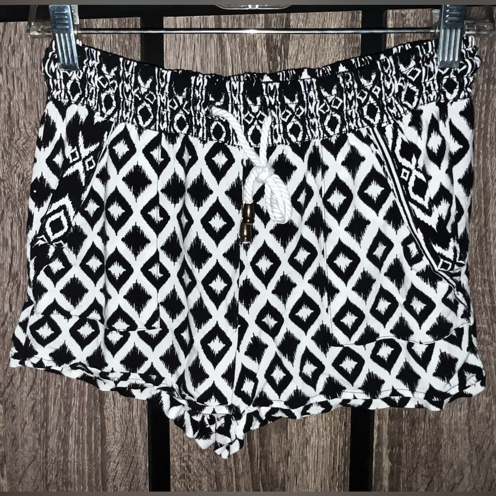 Rue 21 Black & White Argyle Shorts ~Sz M~